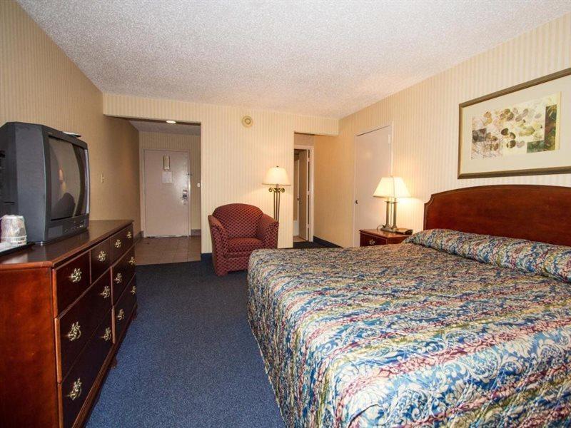 Red Roof Inn & Suites Нюпорт Нюз Екстериор снимка