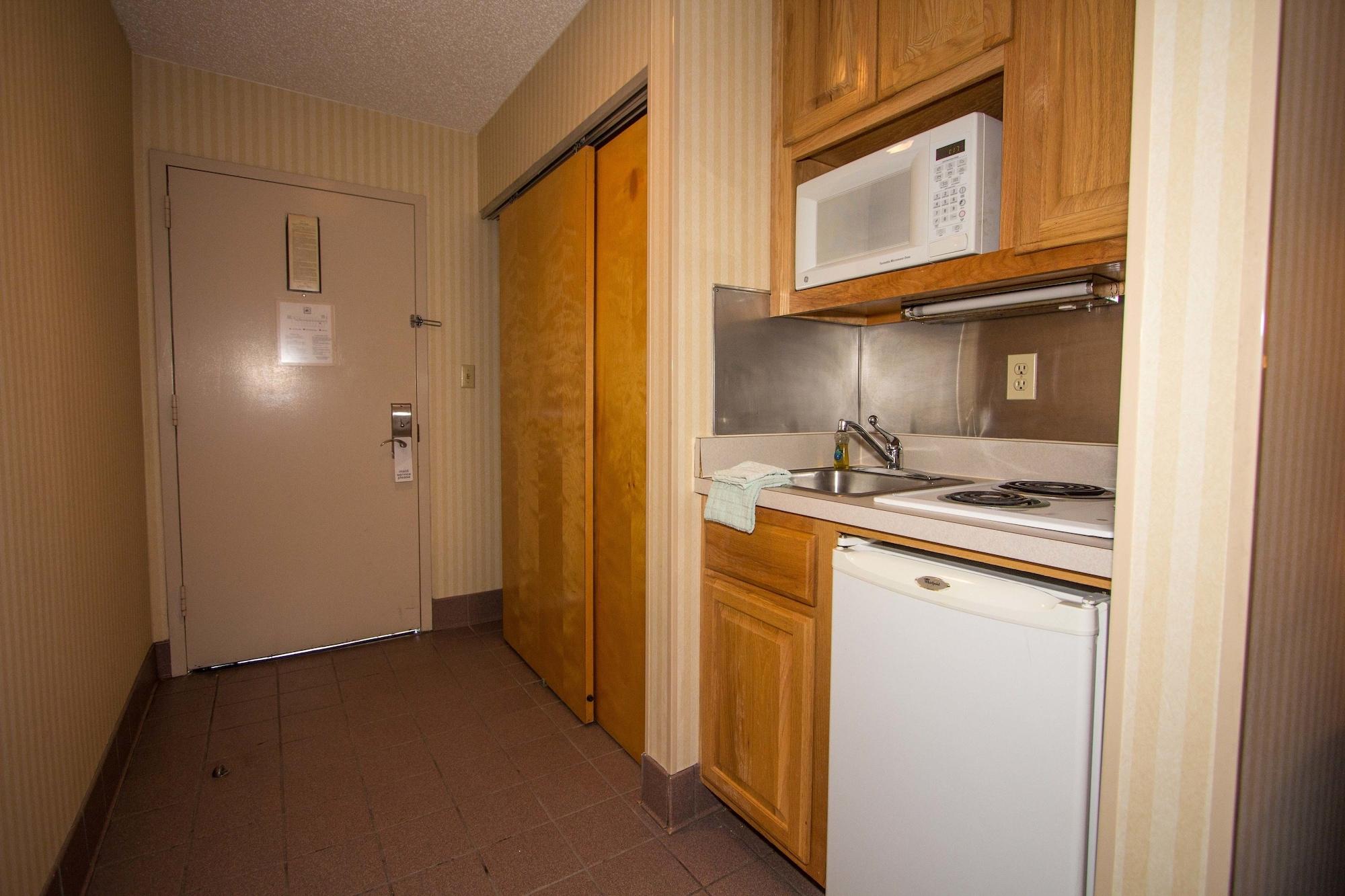Red Roof Inn & Suites Нюпорт Нюз Екстериор снимка