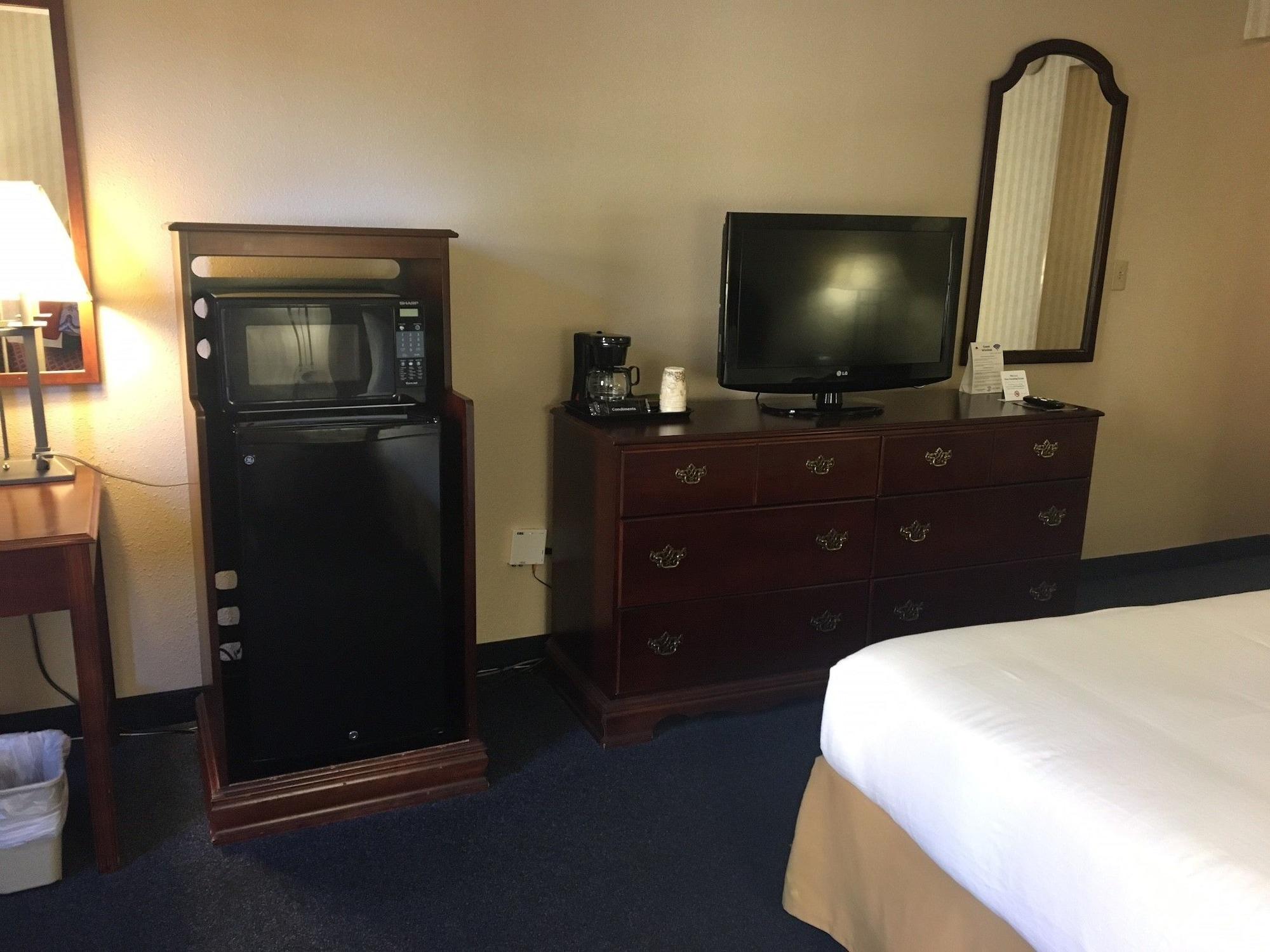 Red Roof Inn & Suites Нюпорт Нюз Екстериор снимка