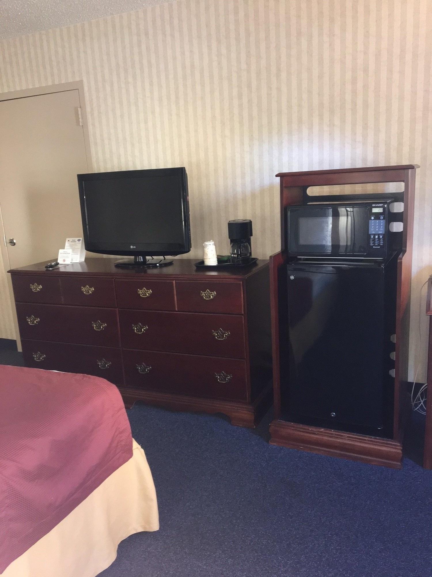 Red Roof Inn & Suites Нюпорт Нюз Екстериор снимка