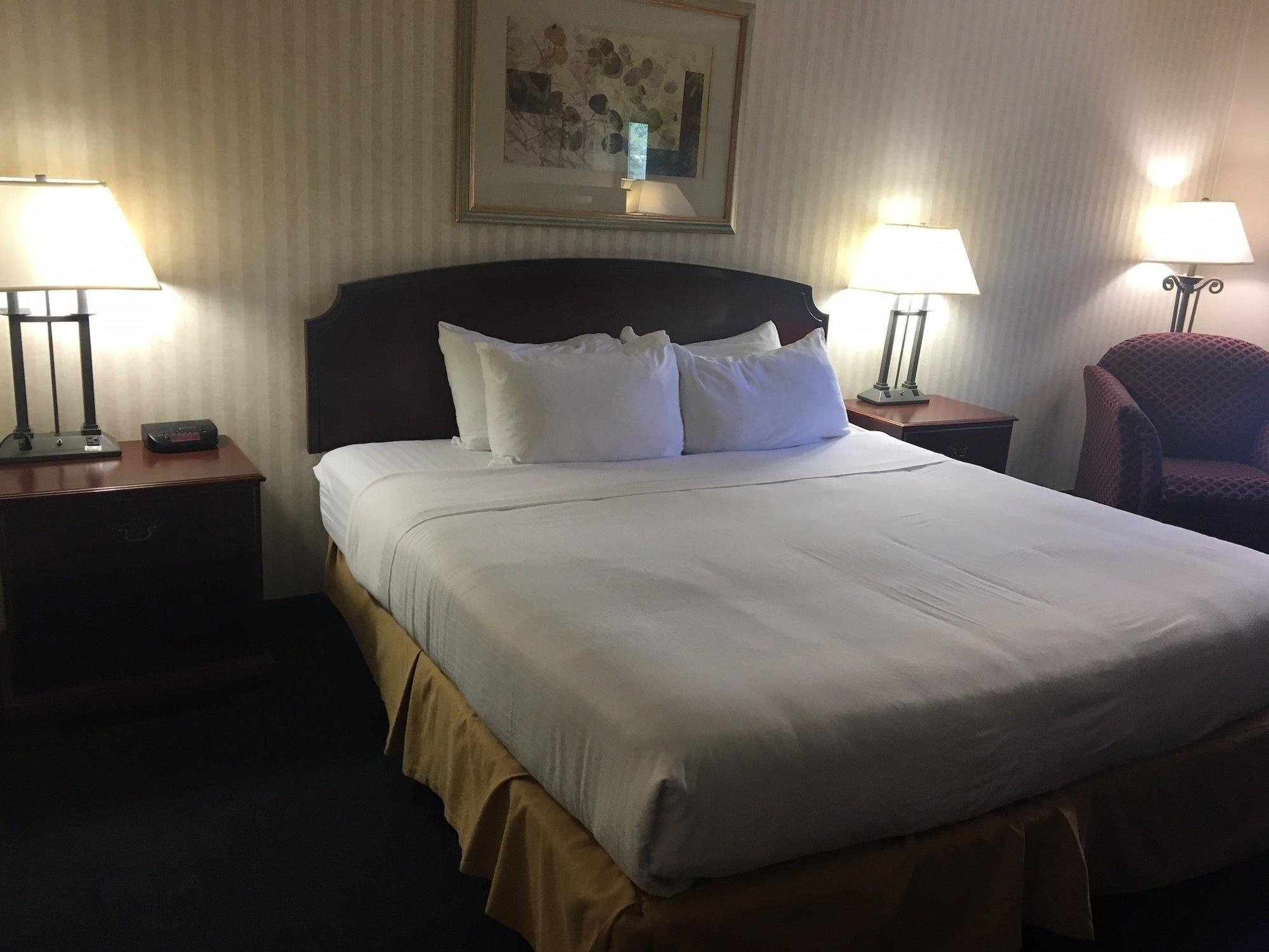 Red Roof Inn & Suites Нюпорт Нюз Екстериор снимка