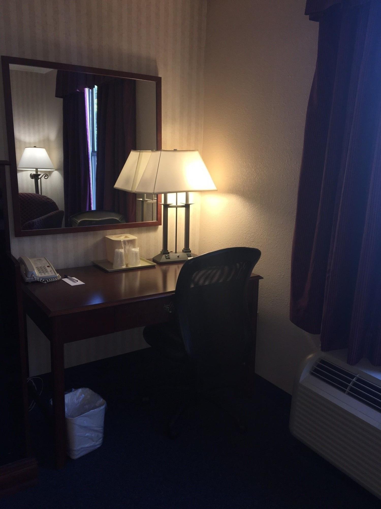 Red Roof Inn & Suites Нюпорт Нюз Екстериор снимка