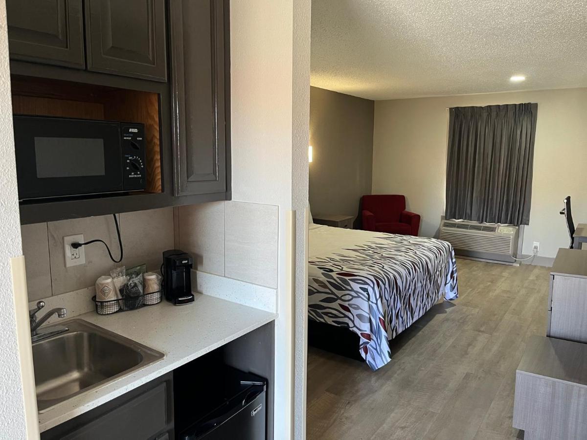 Red Roof Inn & Suites Нюпорт Нюз Екстериор снимка