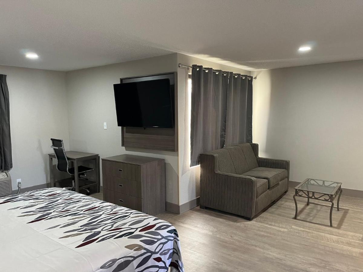 Red Roof Inn & Suites Нюпорт Нюз Екстериор снимка