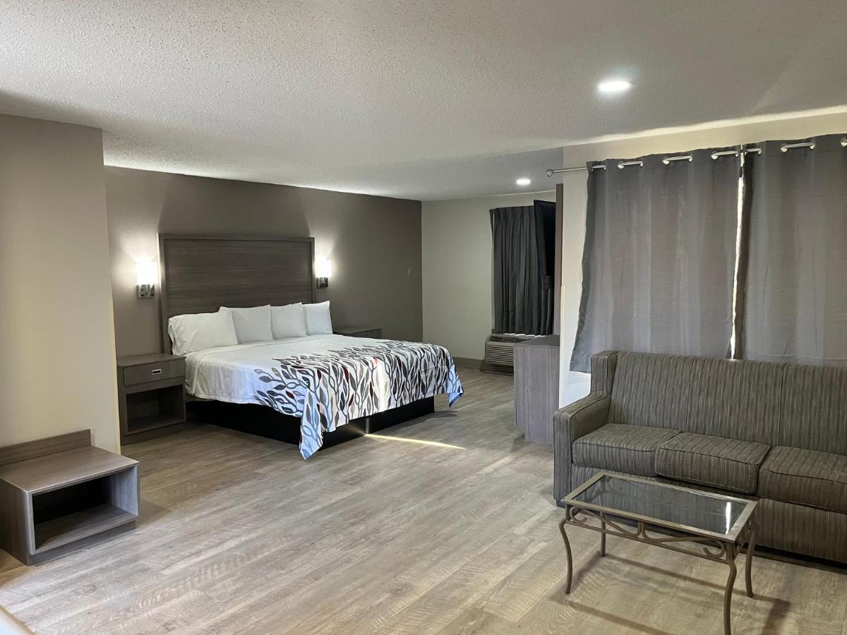 Red Roof Inn & Suites Нюпорт Нюз Екстериор снимка