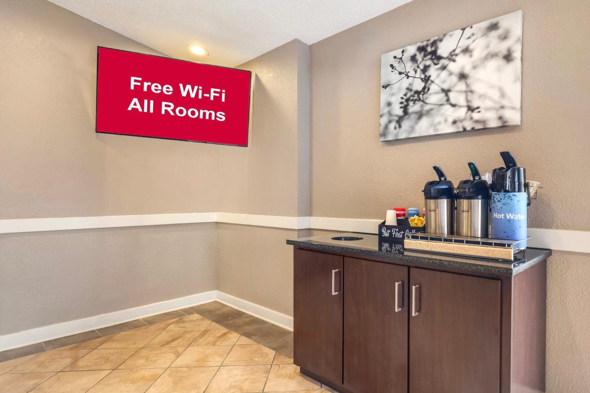 Red Roof Inn & Suites Нюпорт Нюз Екстериор снимка