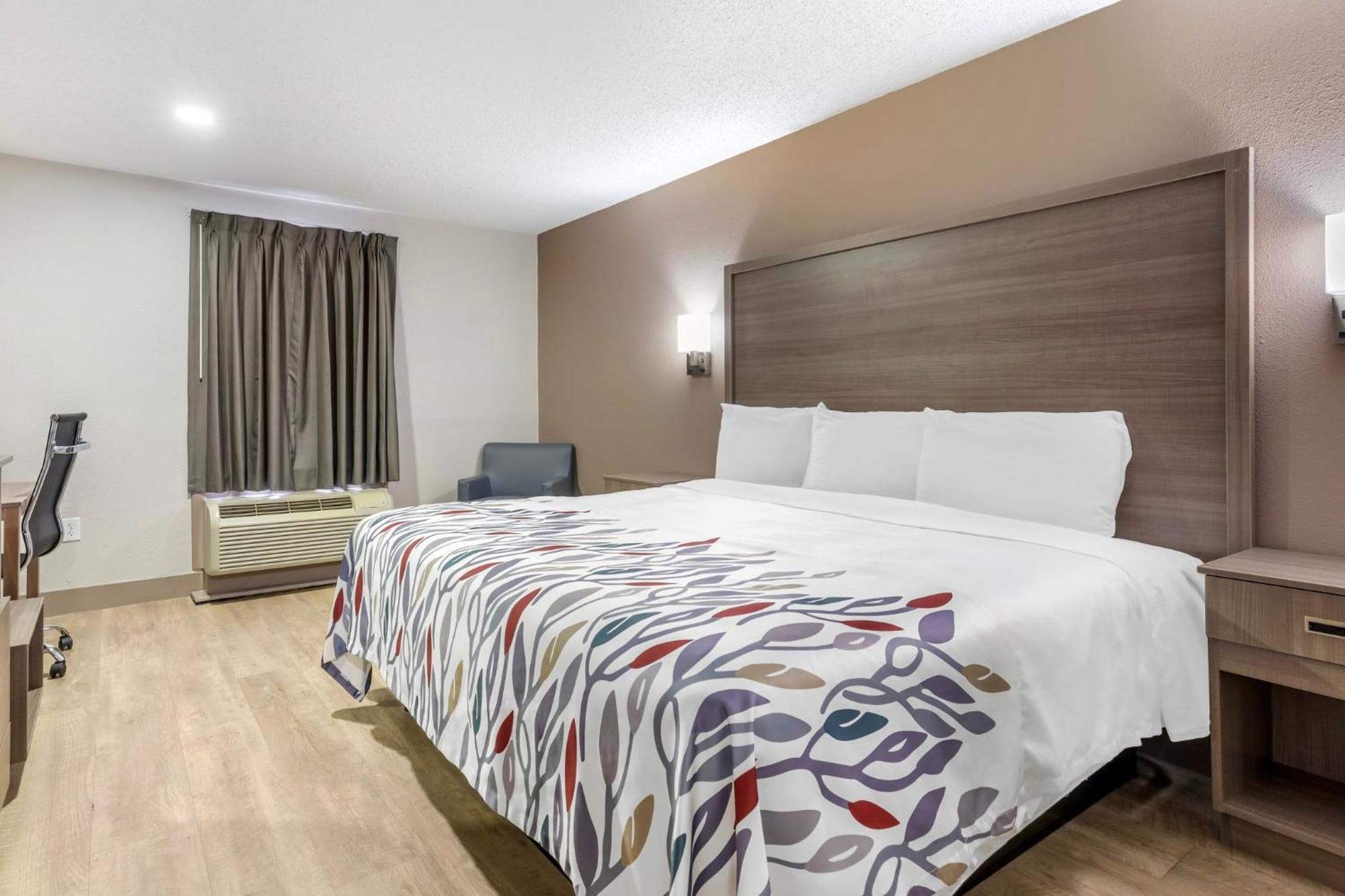 Red Roof Inn & Suites Нюпорт Нюз Екстериор снимка