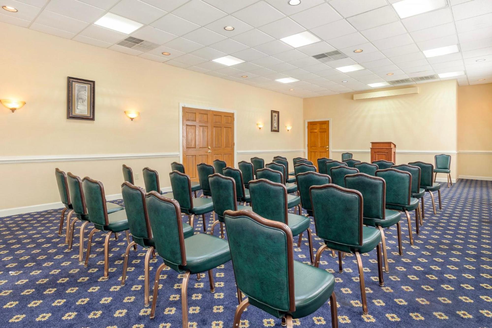 Red Roof Inn & Suites Нюпорт Нюз Екстериор снимка