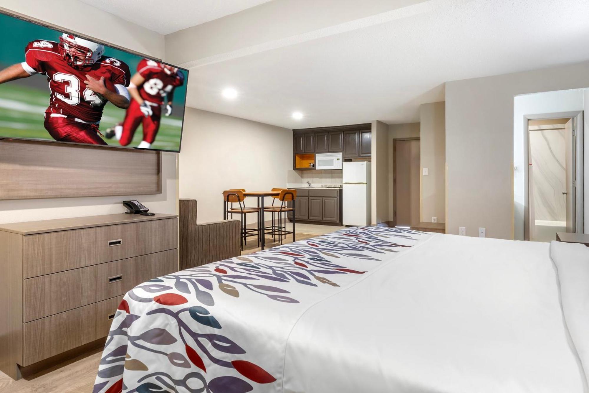 Red Roof Inn & Suites Нюпорт Нюз Екстериор снимка