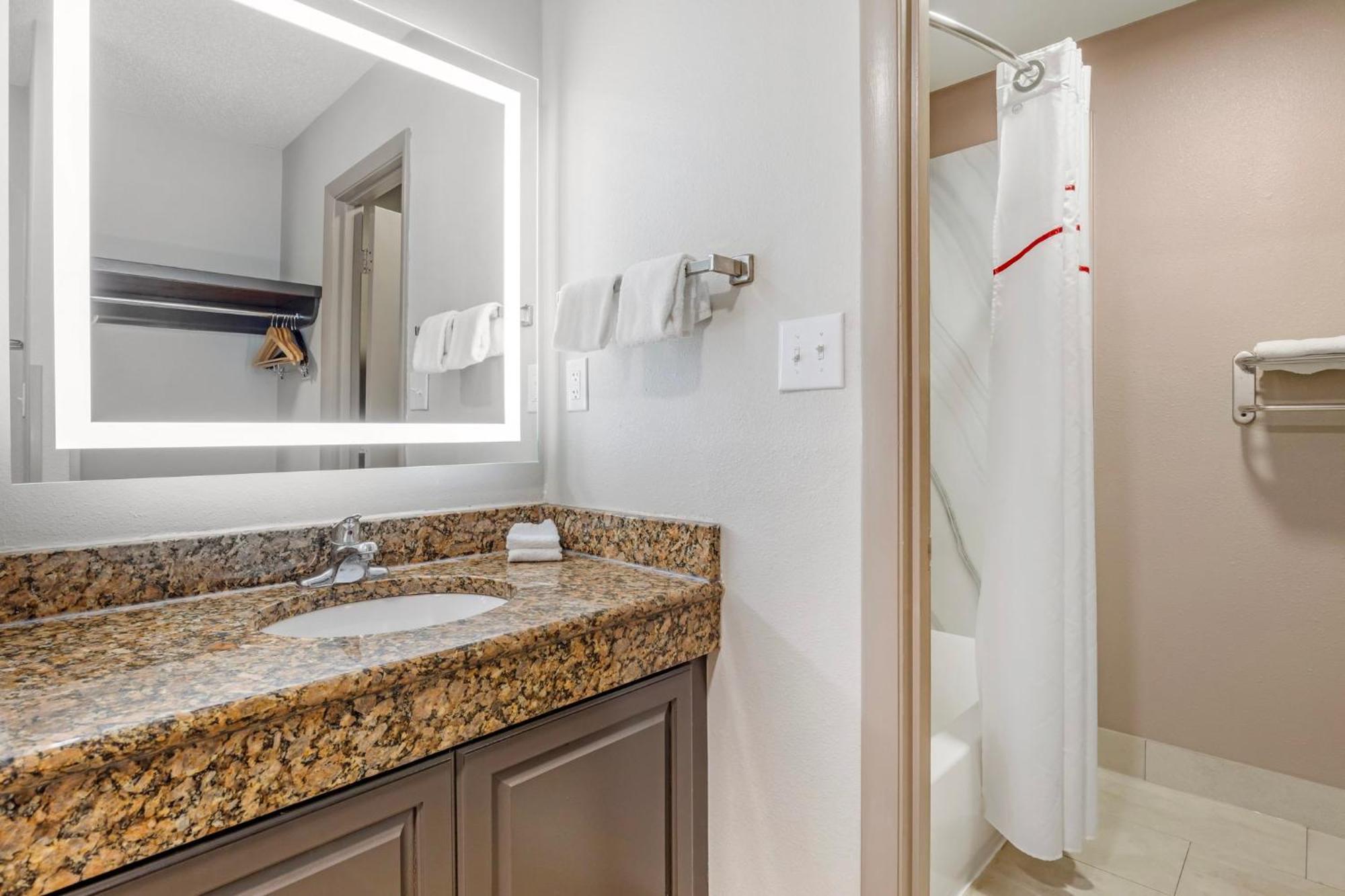Red Roof Inn & Suites Нюпорт Нюз Екстериор снимка