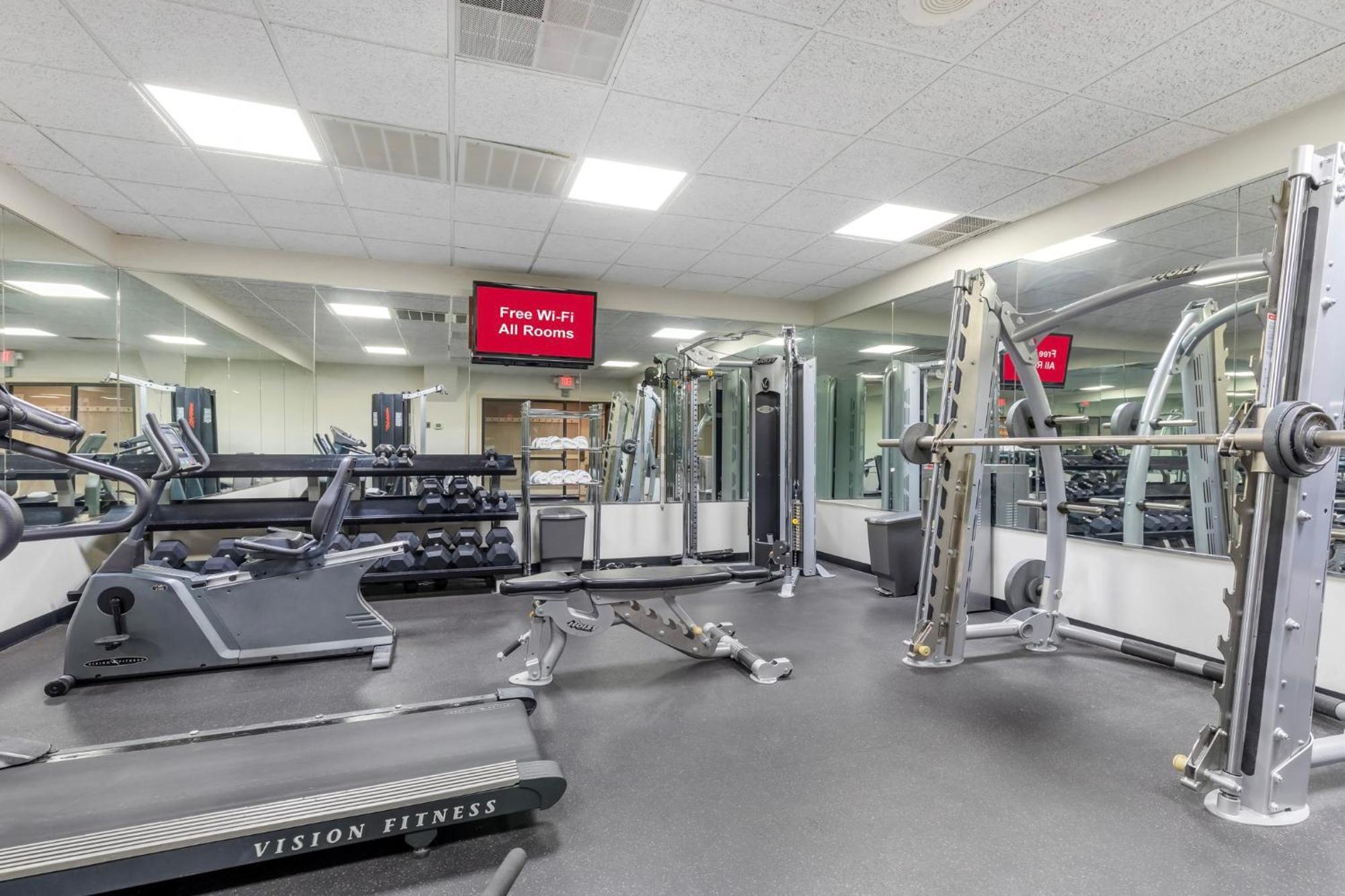 Red Roof Inn & Suites Нюпорт Нюз Екстериор снимка