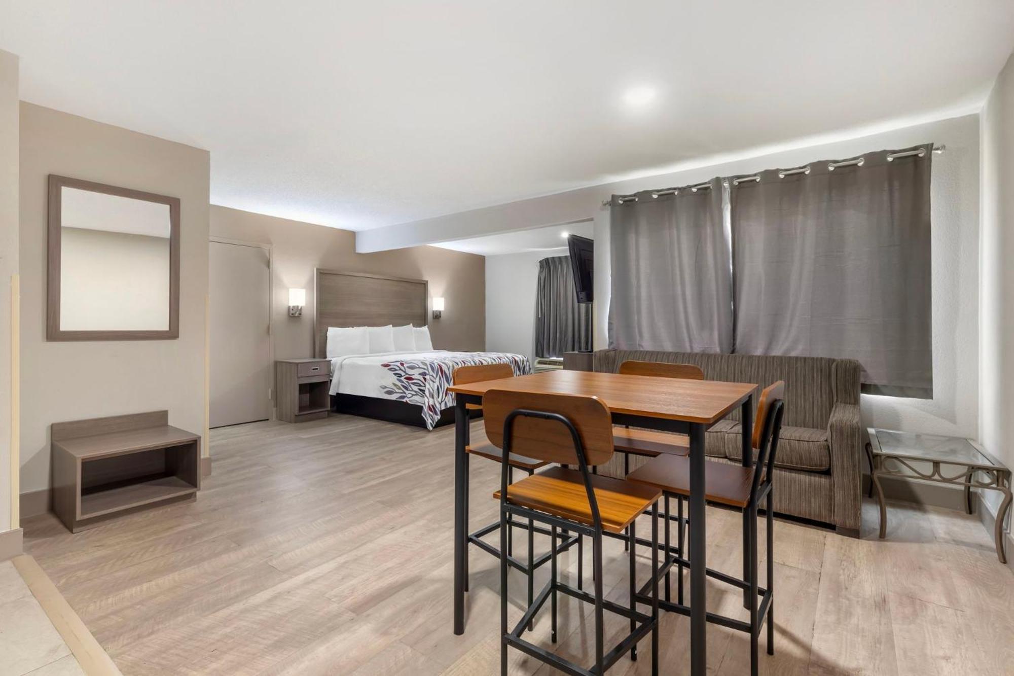 Red Roof Inn & Suites Нюпорт Нюз Екстериор снимка